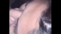 Жопастая баба показывает крупные дойки и натирает киску до оргазма